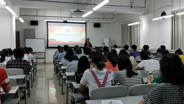 学生党员积极参加党课学习.jpg 学生党员积极参加党课学习.jpg